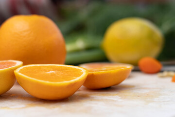 rodajas de distintos tamaños de naranja pomelo quinoto y menta sobre base blanca fruta de estacion primavera verano cordoba argentina