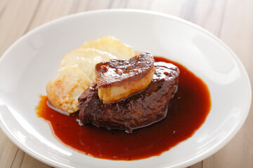 牛フィレ肉ロッシーニ風フォワグラのせ