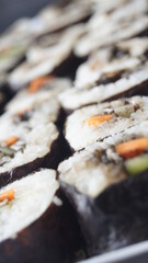 sushi: alga, arroz, zanahoria, pepino y calamar en su tinta