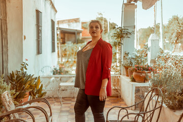 Mujer rubia modelando en una casa antigua