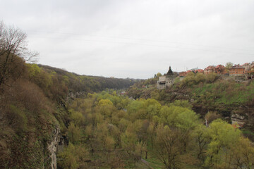 Obraz premium village in a dry riverbed from the bridge