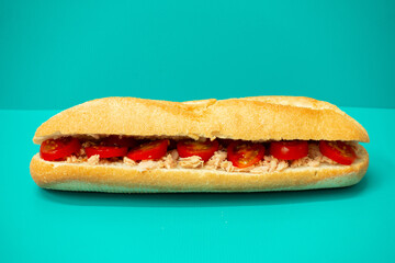 Bocadillo de atun con tomates cherry