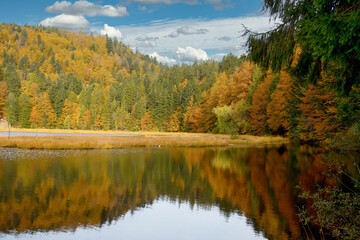 Lac de Retournemer in den Vogesen im Herbst
