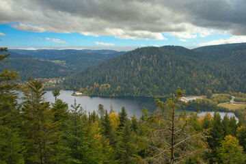Blick auf den Lac de Gerardmer in den Vogesen im Herbst