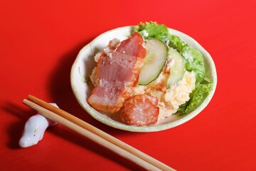 日本風ベーコンポテトサラダ　赤背景