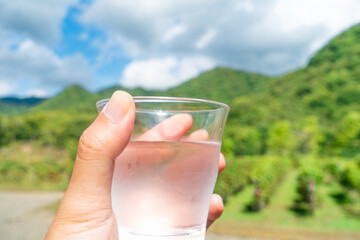 一杯の冷たい水 / 水分補給のイメージ