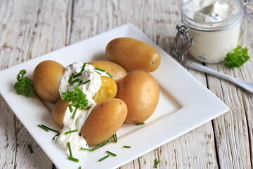 Pellkartoffeln mit Kräuterquark