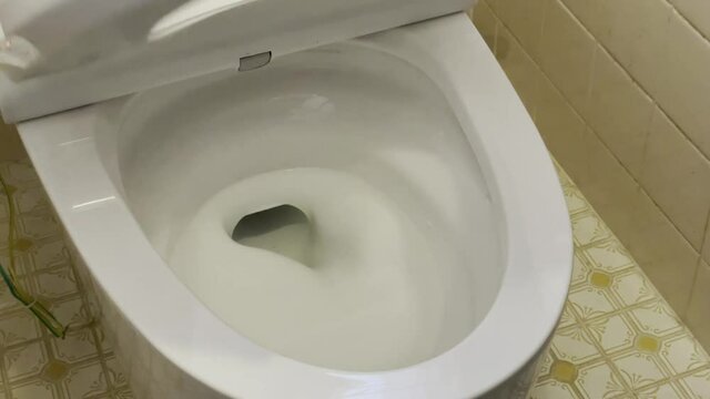 水洗トイレの蓋を閉める