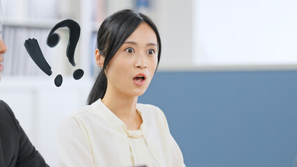 驚くビジネスウーマン 