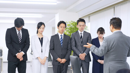 上司に叱られるビジネスグループ