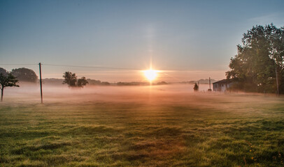 Ladschaft mit Sonnenaufgang im Nebel