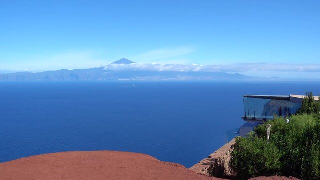 La Gomera - Schwenk über den Aussichtspunkt mit Skywalk Mirador de Abrante mit Blick über das Meer nach Teneriffa