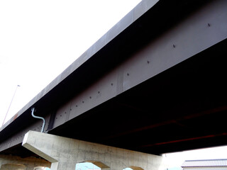 鉄骨の高架橋とコンクリート橋脚