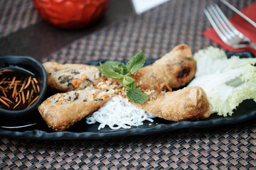 Asiatische frittierte Frühlingsrollen mit Glasnudeln 