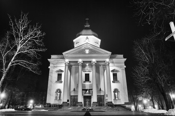 kościół garnizonowy w Radomiu zdjęcie nocne czarno białe
