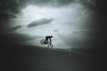 Mountainbiker im Gegenlicht