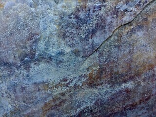 Mur composé de pierres disparates