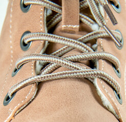 Obraz premium Calzado de invierno. Bota de moda con suela gruesa y cobertura del tobillo. 