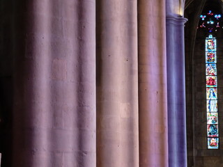 Reflets de lumières sur colonnes