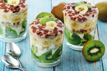 Trifle desserts with bananas, kiwi and yogurt	