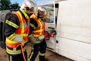 Pompier France ouverture de porte v&eacute;hicule
