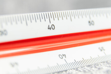 Regla con distintos tipos de medición según la escala escogida.