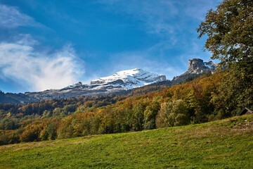 Obraz premium Schweizer Alpen - herbstliche Stimmung beim schönen Wetter