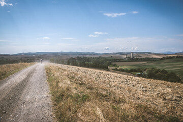 Fototapeta na wymiar Landscape of dirt road and fields n toscane in Italie
