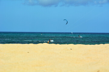 Obraz premium kite surfing on the beach