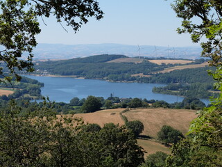 Fototapeta na wymiar Paysage naturel de lacs et de collines dans l'Aveyron