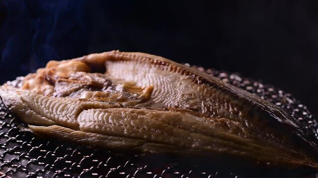七輪の炭火で炙り焼きにしてるホッケ