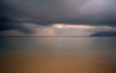 Düstere Wolken und das Meer