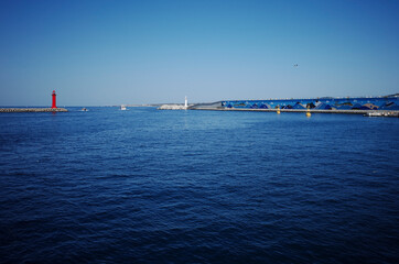 Obraz premium 멀리 등대가 보이는 바다