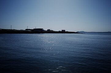 사람 없이 한산한 바다의 풍경