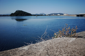 사람 없이 한산한 바다의 풍경