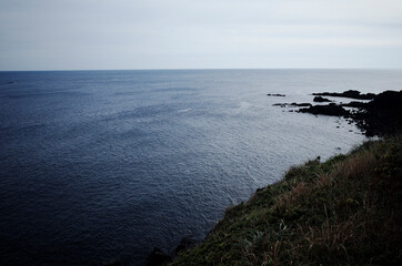 사람 없이 한산한 바다의 풍경