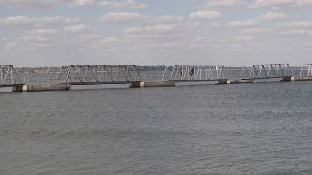 long berth of mettal on the panton, people go to the boat on the wings