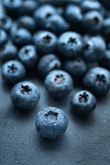 Heidelbeeren auf dunkler Steinplatte