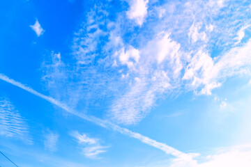【空イメージ】青空と飛行機雲