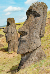 Moai Skulpturen am Rano Raraku auf der Osterinsel, Chile