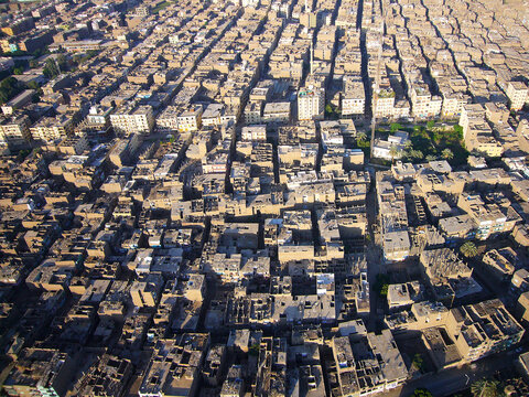 Vistas aereas de los techos inacabados de la ciudad de luxor  en egipto, sobrevolandola con globo aerostatico