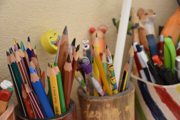 viele Stifte am Schreibtisch