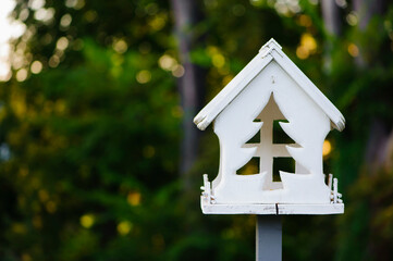 Obraz na płótnie Canvas bird feeder in autumn park