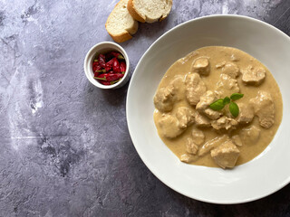 Tender strips of turkey in creamy sour creme sauce with baguette.