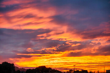 【夕日イメージ】夕日に照らされた空