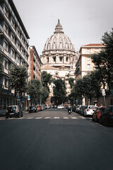 Fototapeta na wymiar view of vatican city from a alley in Rome