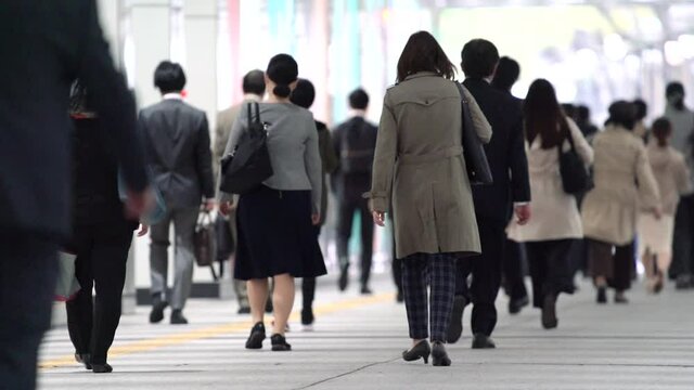 東京都心の通勤風景 / Crowd of businessman walking to work in Tokyo, JAPAN / slow motion
