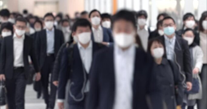 マスクをつけて通勤する人たち（新型コロナウイルス対策 / 新しい日常）
