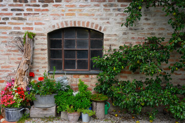Fototapeta na wymiar Alte Hauswand mit Fenster 