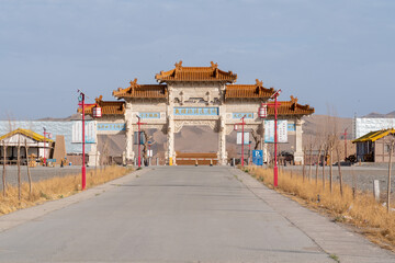 Fototapeta na wymiar chinese temple in the city